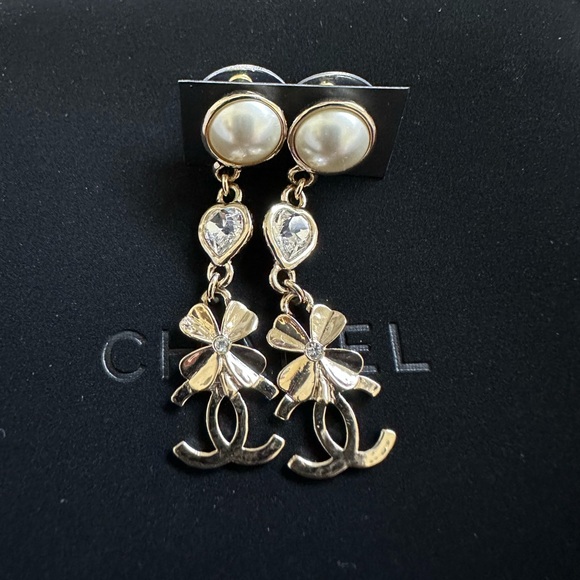 Chanel Earrings Cc Heart Clover Pearl Coco Swing B22s Sliver Gp - Picture 2 of 4